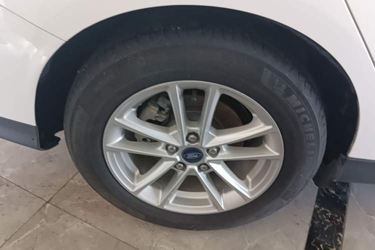 Used Ford Focus 2017 Sedan EcoBoost 180 Automatic Elite Model Right Rear Wheel Hub