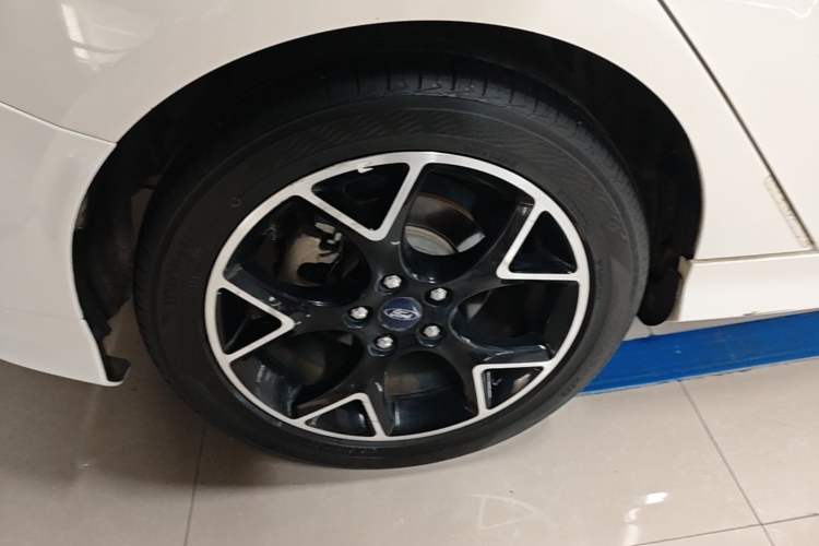 Used Ford Focus 2017 1.5T CTCC White and Black Limited Edition Right Rear Wheel Hub