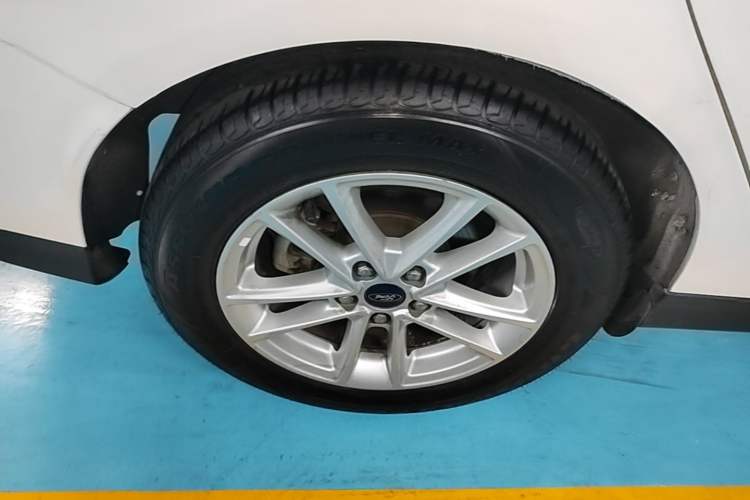 Used Ford Focus 2017 Sedan EcoBoost 125 Automatic Supreme Style SmartDrive Edition Right Rear Wheel Hub