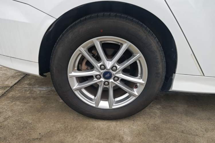 Used Ford Focus 2017 Sedan EcoBoost 180 Automatic Elite Model Right Rear Wheel Hub