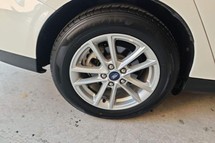 Used Ford Focus 2017 Sedan 1.6L Automatic Fashion Edition Smart Drive Version Right Rear Wheel Hub