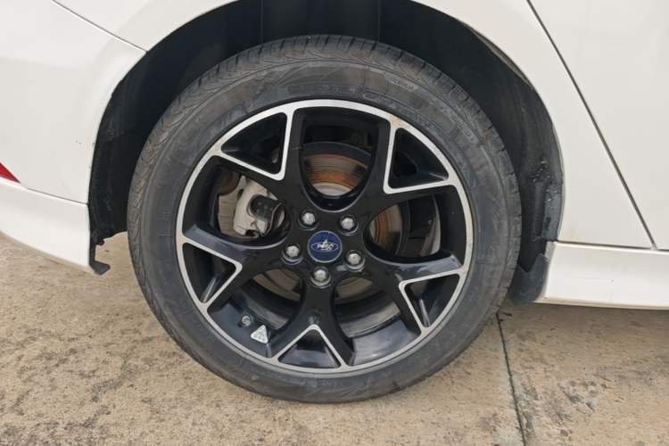 Used Ford Focus 2017 1.5T CTCC White and Black Limited Edition Right Rear Wheel Hub