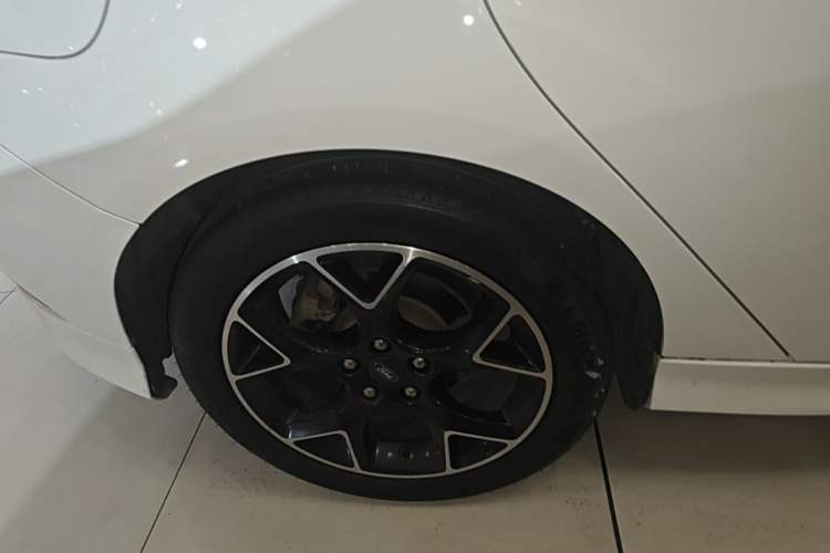 Used Ford Focus 2017 1.5T CTCC White and Black Limited Edition Right Rear Wheel Hub
