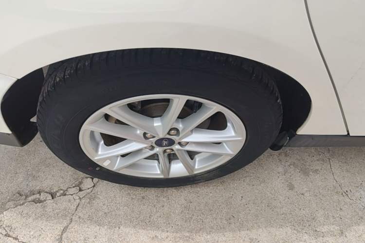 Used Ford Focus 2017 Sedan 1.6L Automatic Fashion Edition Smart Drive Version Right Rear Wheel Hub