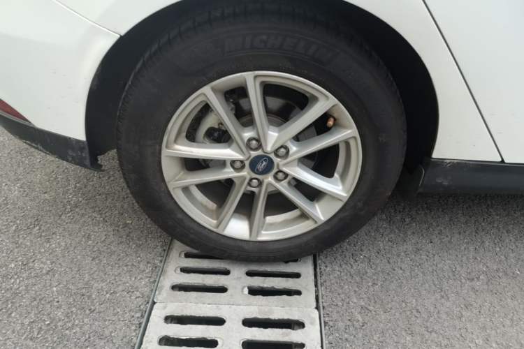 Used Ford Focus 2017 Hatchback 1.6L Automatic Fashion Edition Smart Drive Version Right Rear Wheel Hub