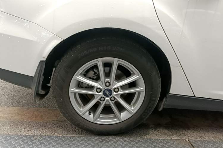 Used Ford Focus 2017 Sedan EcoBoost 180 Automatic Elite Model Right Rear Wheel Hub