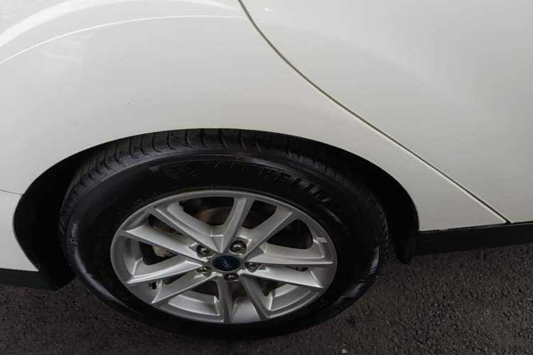 Used Ford Focus 2017 Sedan EcoBoost 180 Automatic Elite Model Right Rear Wheel Hub