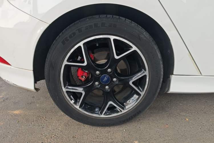 Used Ford Focus 2017 1.5T CTCC White and Black Limited Edition Right Rear Wheel Hub