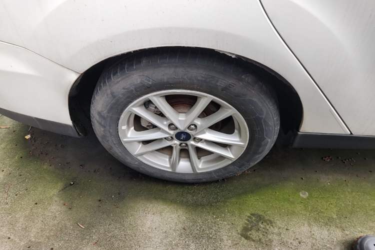 Used Ford Focus 2017 Sedan EcoBoost 180 Automatic Elite Model Right Rear Wheel Hub