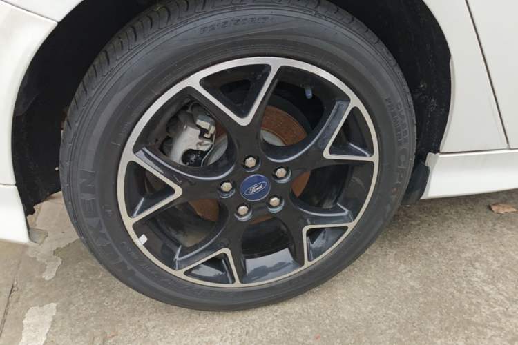 Used Ford Focus 2017 1.5T CTCC White and Black Limited Edition Right Rear Wheel Hub
