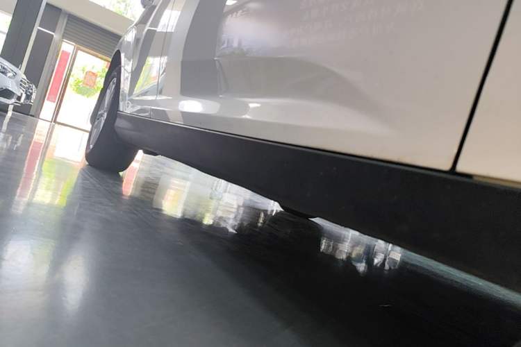 Used Ford Focus 2017 Hatchback 1.6L Automatic Fashion Edition Smart Drive Version Right Side Sill