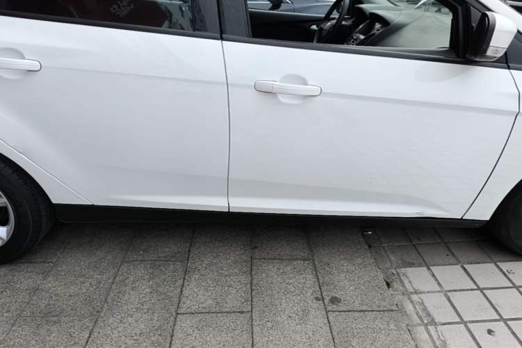 Used Ford Focus 2017 Hatchback 1.6L Automatic Comfort Plus SmartDrive Edition Right Side Sill