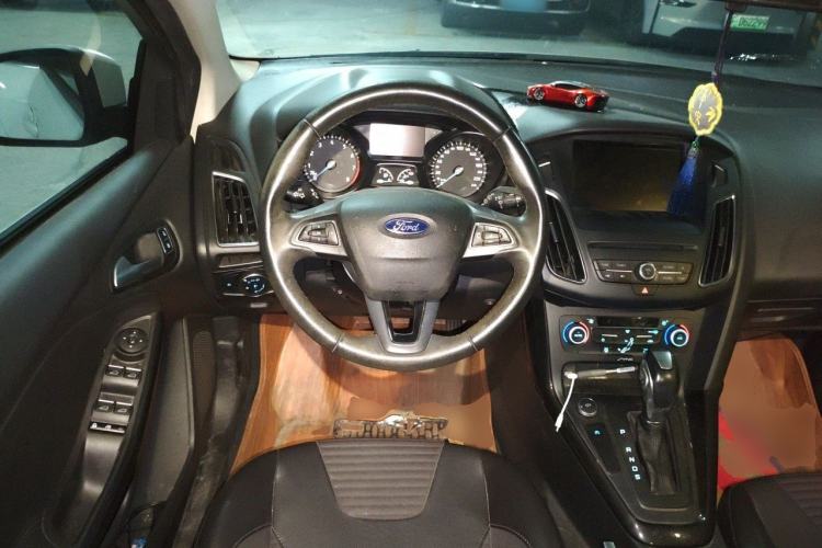 Used Ford Focus 2017 Hatchback EcoBoost 180 Automatic Elite Model Steering Wheel