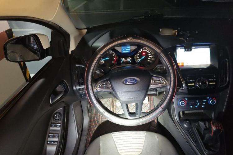 Used Ford Focus 2017 Hatchback 1.6L Manual Fashion Edition SmartDrive Version Steering Wheel