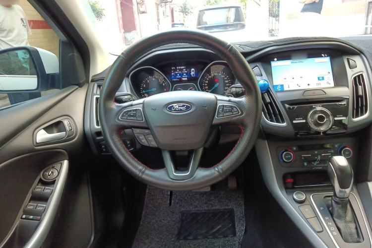 Used Ford Focus 2017 Hatchback EcoBoost 180 Automatic Sport Model Steering Wheel