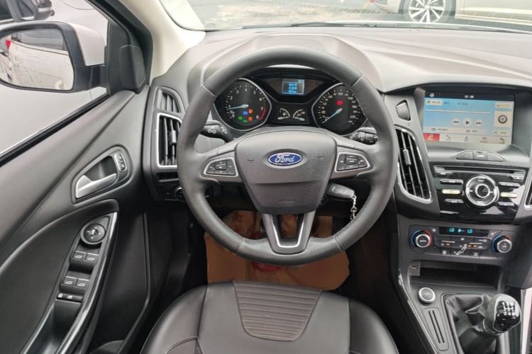 Used Ford Focus 2017 Hatchback EcoBoost 125 Manual – Ultra-Performance Style SmartDrive Edition Steering Wheel