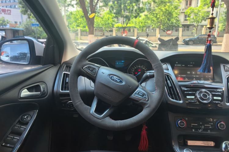 Used Ford Focus 2017 Hatchback 1.6L Manual Fashion Edition SmartDrive Version Steering Wheel