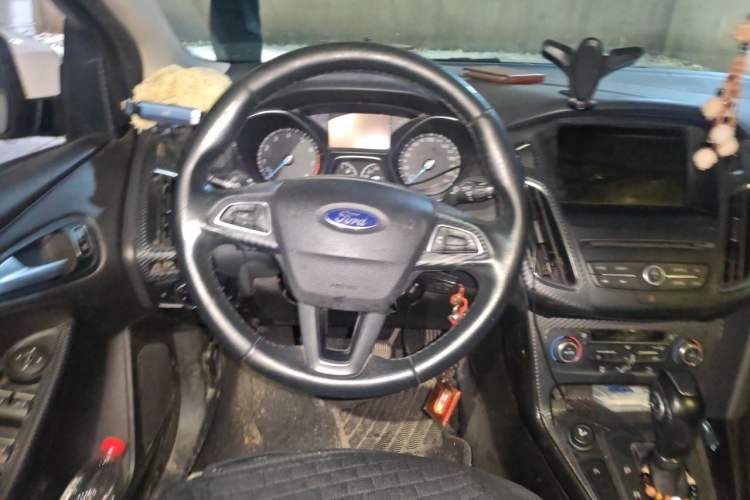 Used Ford Focus 2017 Sedan EcoBoost 180 Automatic Elite Model Steering Wheel