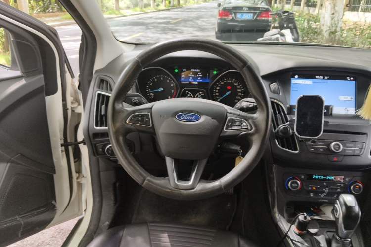 Used Ford Focus 2017 Sedan EcoBoost 180 Automatic Elite Model Steering Wheel