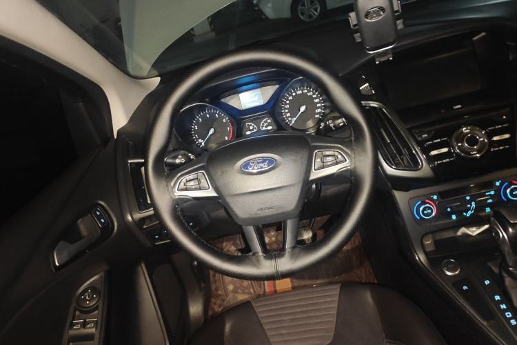 Used Ford Focus 2017 Sedan EcoBoost 125 Automatic Supreme Style SmartDrive Edition Steering Wheel