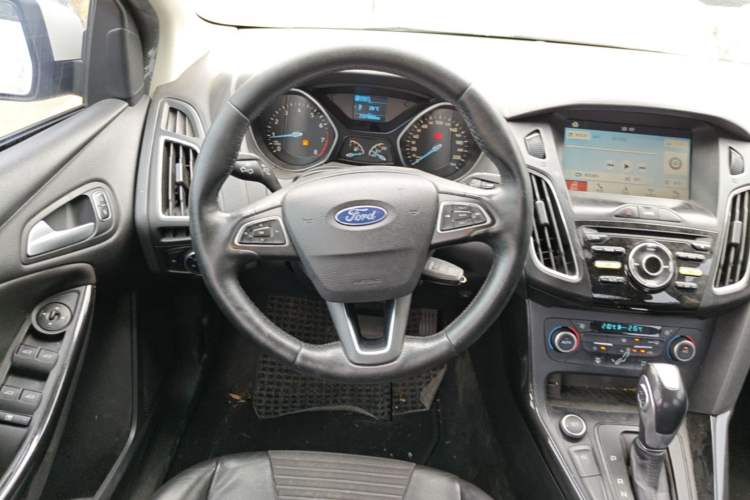 Used Ford Focus 2017 Sedan EcoBoost 125 Automatic Supreme Style SmartDrive Edition Steering Wheel