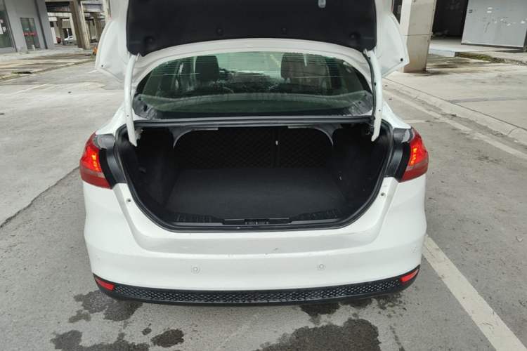 Used Ford Focus 2017 Sedan 1.6L Manual Fashion Edition Smart Drive Version Trunk