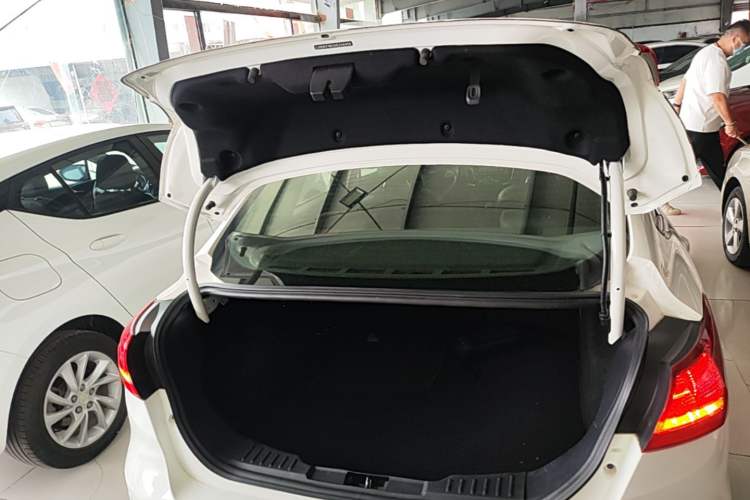 Used Ford Focus 2017 Sedan 1.6L Manual Fashion Edition Smart Drive Version Trunk