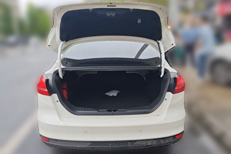 Used Ford Focus 2017 Sedan 1.6L Manual Fashion Edition Smart Drive Version Trunk