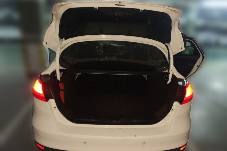Used Ford Focus 2017 Sedan 1.6L Manual Fashion Edition Smart Drive Version Trunk