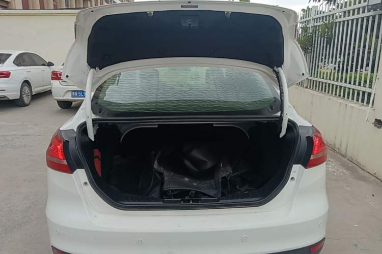 Used Ford Focus 2017 Sedan 1.6L Automatic Fashion Edition Smart Drive Version Trunk