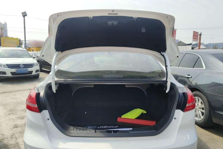 Used Ford Focus 2017 Sedan 1.6L Automatic Fashion Edition Smart Drive Version Trunk