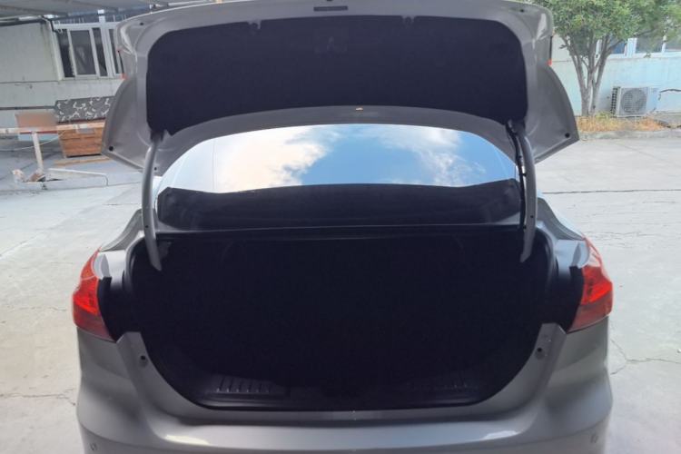 Used Ford Focus 2017 Sedan 1.6L Manual Fashion Edition Smart Drive Version Trunk