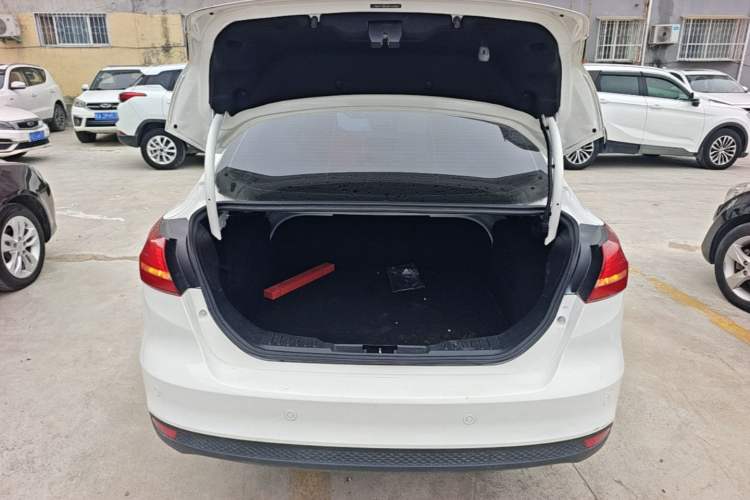 Used Ford Focus 2017 Sedan 1.6L Automatic Fashion Edition Smart Drive Version Trunk