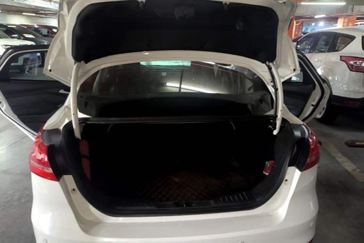 Used Ford Focus 2017 Sedan 1.6L Manual Fashion Edition Smart Drive Version Trunk