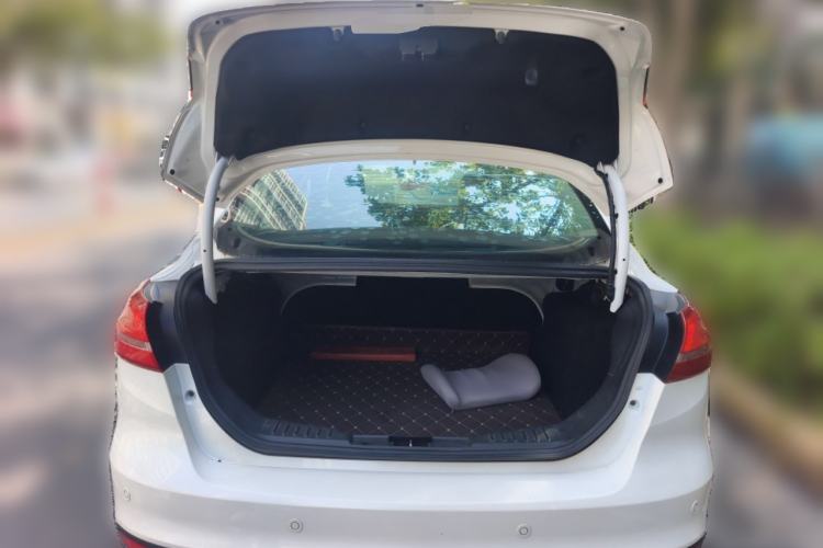 Used Ford Focus 2017 Sedan 1.6L Manual Fashion Edition Smart Drive Version Trunk