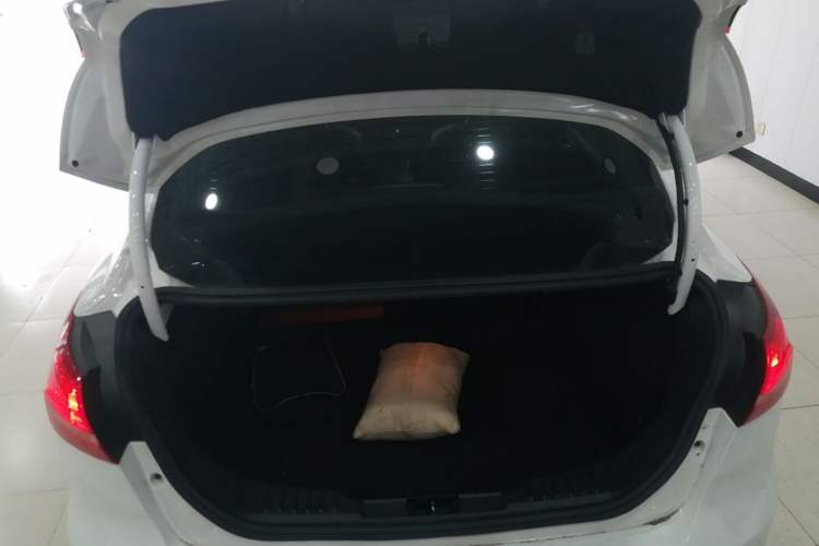 Used Ford Focus 2017 Sedan 1.6L Automatic Fashion Edition Smart Drive Version Trunk