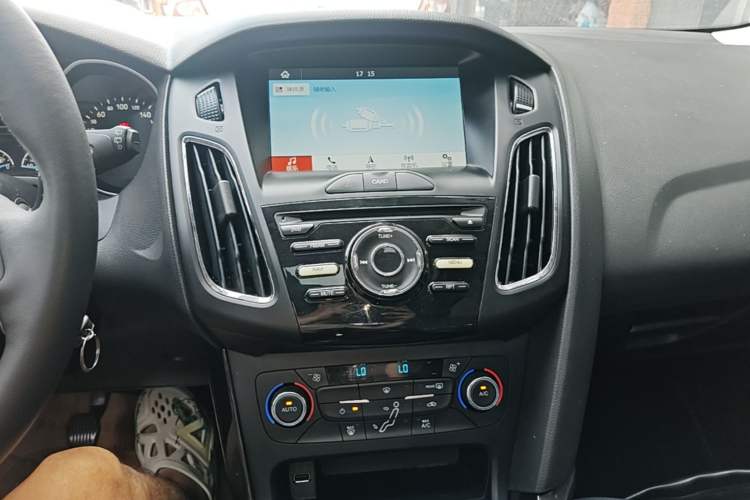 Used Ford Focus 2017 Hatchback EcoBoost 125 Manual – Ultra-Performance Style SmartDrive Edition Audio And AC Panel