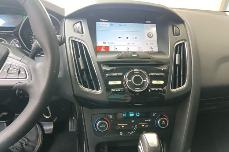 Used Ford Focus 2017 Hatchback 1.6L Automatic Fashion Edition Smart Drive Version Audio And AC Panel