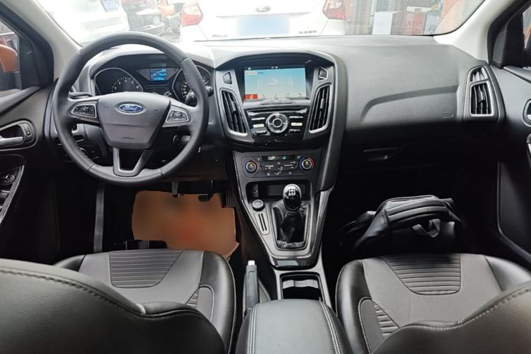 Used Ford Focus 2017 Hatchback EcoBoost 125 Manual – Ultra-Performance Style SmartDrive Edition Center Console