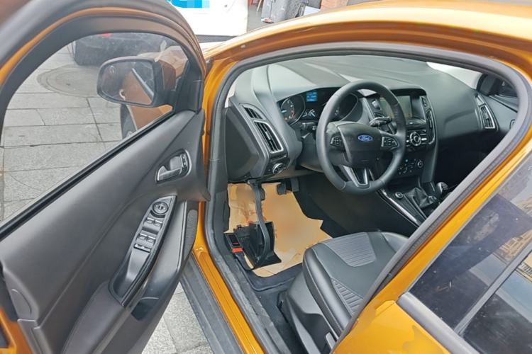 Used Ford Focus 2017 Hatchback EcoBoost 125 Manual – Ultra-Performance Style SmartDrive Edition Driver Seat