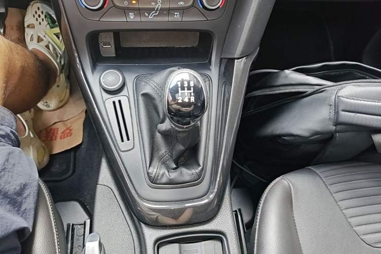 Used Ford Focus 2017 Hatchback EcoBoost 125 Manual – Ultra-Performance Style SmartDrive Edition Gear Lever