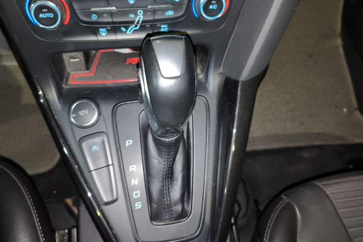 Used Ford Focus 2017 Hatchback EcoBoost 125 Automatic - Ultra-Powerful Style Edition with Smart Drive Features Gear Lever