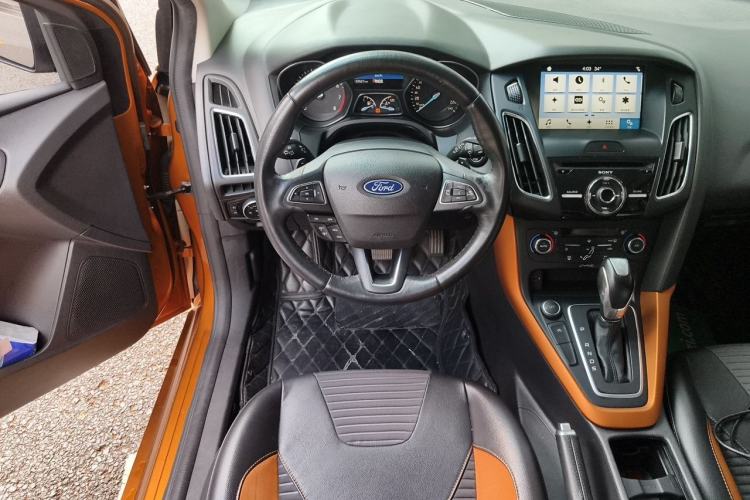 Used Ford Focus 2017 Hatchback EcoBoost 180 Automatic Sport Model Steering Wheel