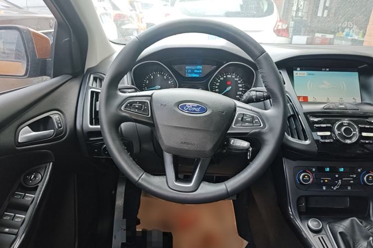 Used Ford Focus 2017 Hatchback EcoBoost 125 Manual – Ultra-Performance Style SmartDrive Edition Steering Wheel