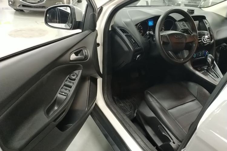 Used Ford Focus 2018 Hatchback Classic 1.6L Automatic Comfort Plus SmartDrive Edition Driver Seat