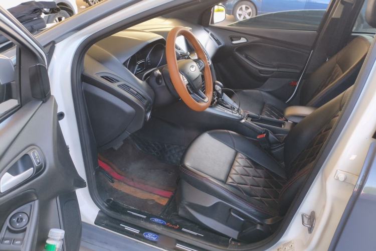 Used Ford Focus 2018 Hatchback Classic 1.6L Automatic Comfort Plus SmartDrive Edition Driver Seat