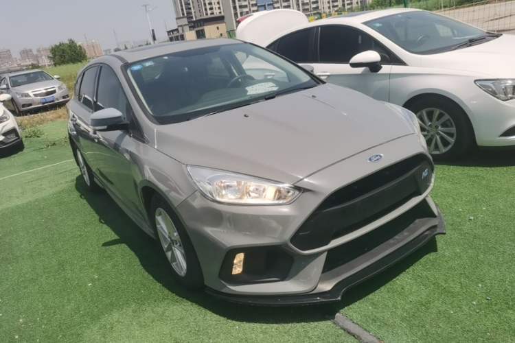 Used Ford Focus 2018 Hatchback Classic 1.6L Automatic Trendy SmartDrive Edition Front Right 45 Deg