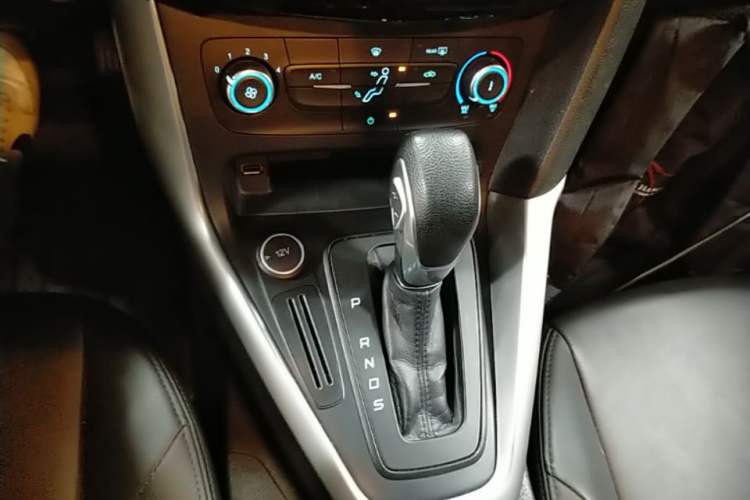 Used Ford Focus 2018 Hatchback Classic 1.6L Automatic Comfort Plus SmartDrive Edition Gear Lever