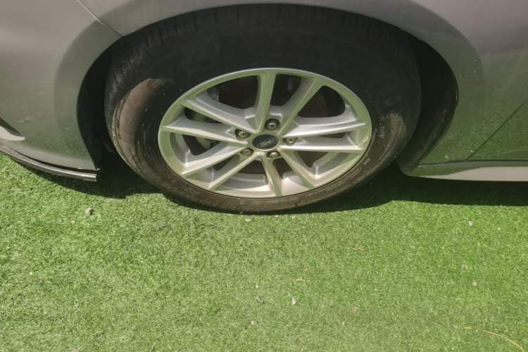 Used Ford Focus 2018 Hatchback Classic 1.6L Automatic Trendy SmartDrive Edition Left Front Wheel Hub