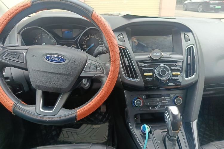 Used Ford Focus 2018 Two-Door Classic EcoBoost 125 Automatic Supercharged Style SmartDrive Edition Center Console